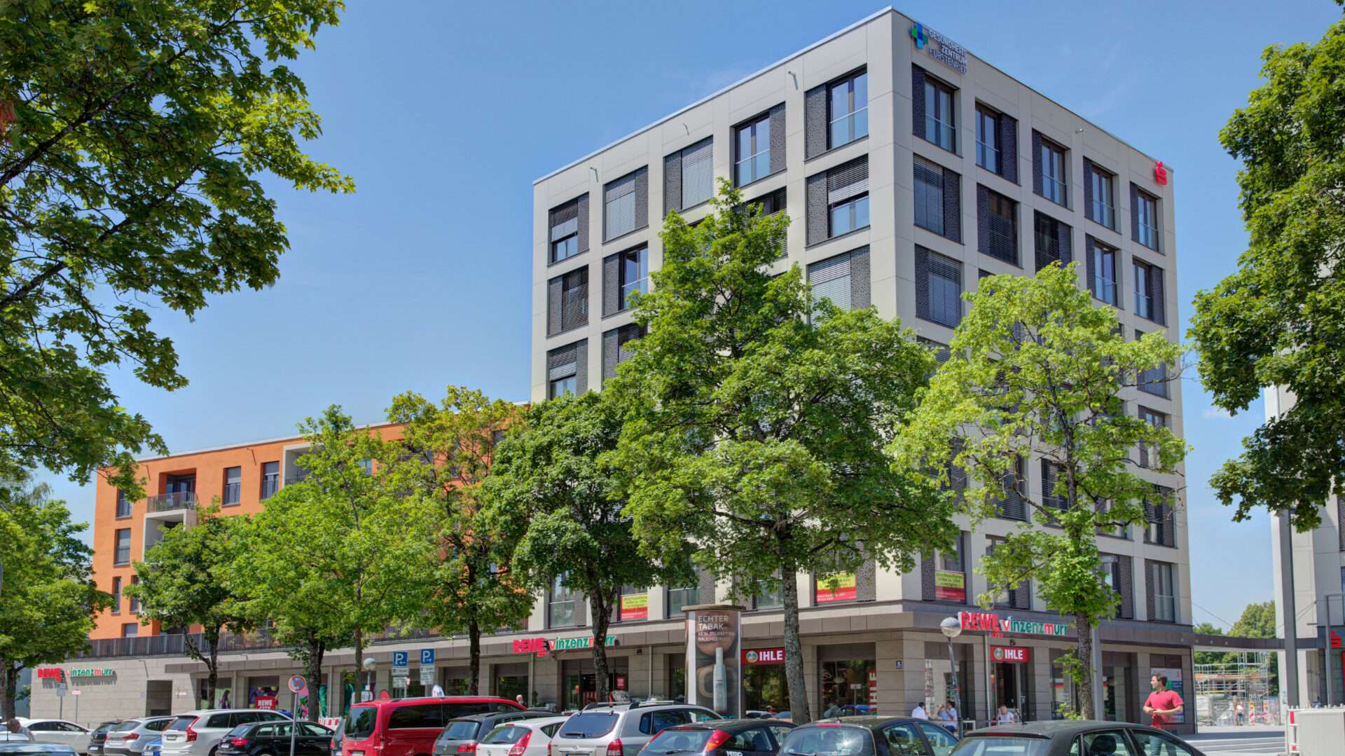 Modernes Ladenzentrum mit Wohnungen über Geschäften im Münchner Stadtteil Forstenried