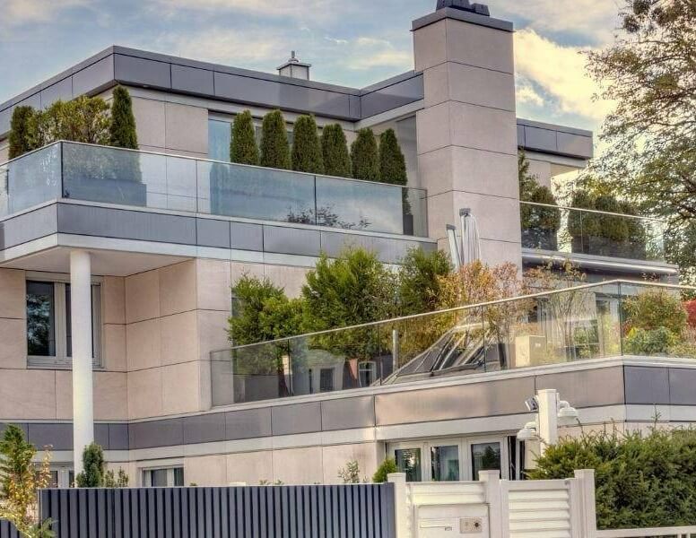 Luxuriöse moderne Villa mit Glasgeländern und mehreren Terrassen in München
