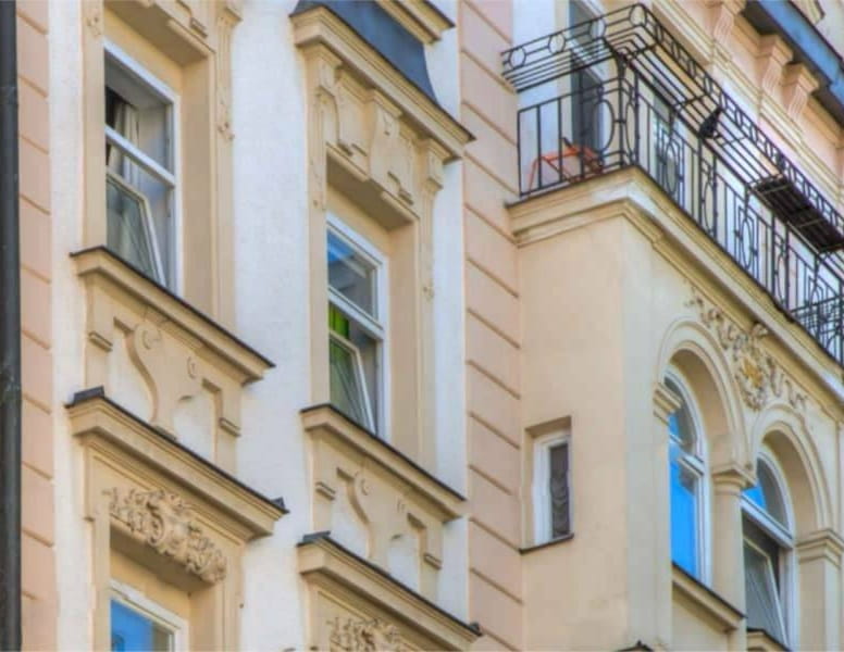 Historische Altbaufassade mit schmiedeeisernem Balkon in München
