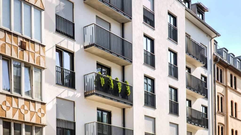 Fassade eines modernen Wohnhauses mit mehreren Balkonen in München
