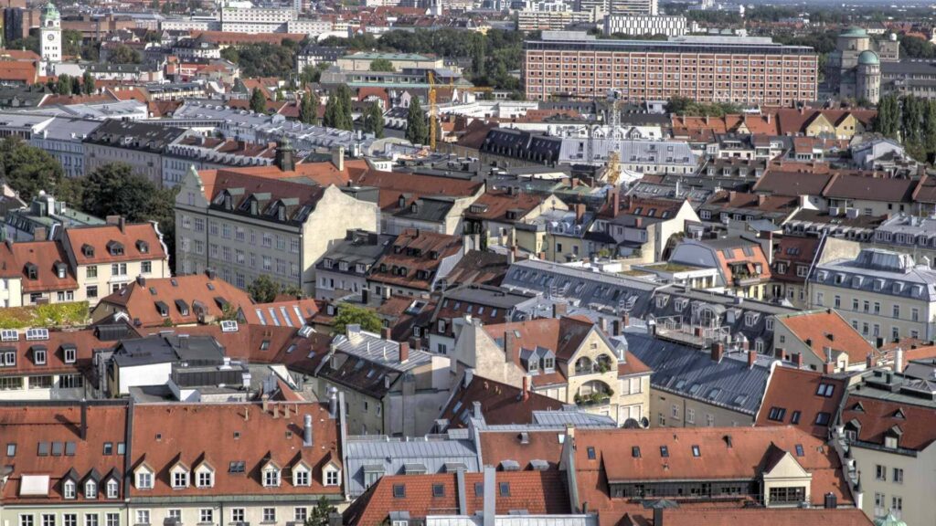 Blick über die Dächer Münchens mit dichter Altstadtbebauung aus der Vogelperspektive