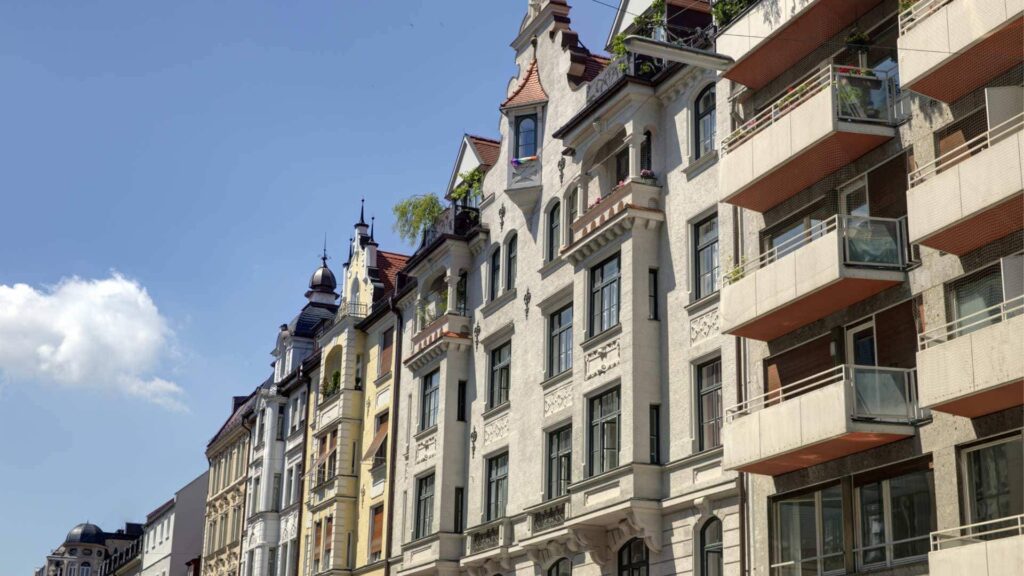 Historische Altbaufassaden mit Erkern und Balkonen entlang einer Münchner Straße