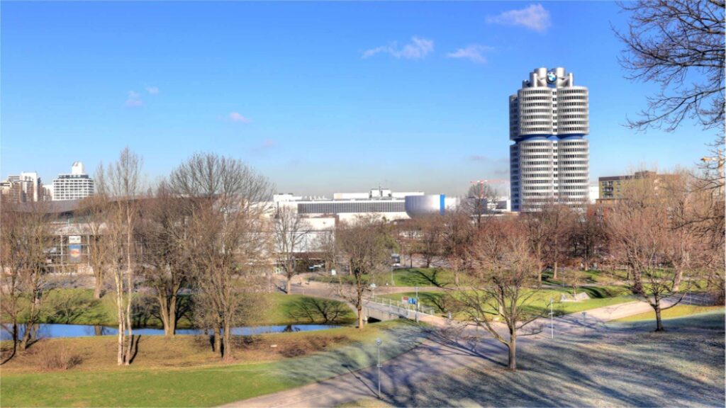 BMW-Vierzylinder-Turm in München-Milbertshofen mit Blick über den Park im Vordergrund