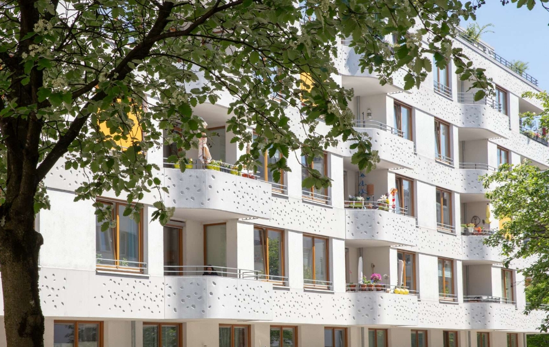 Moderne weiße Fassade eines Wohnhauses mit Balkonen in München-Sendling