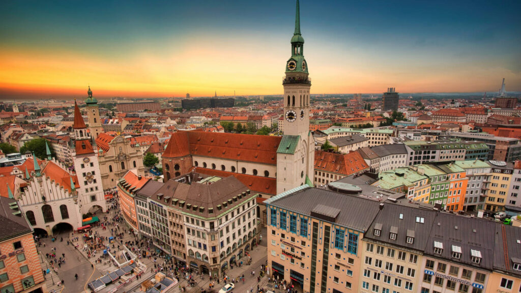 Panoramablick über die Münchner Altstadt mit Peterskirche bei Sonnenuntergang