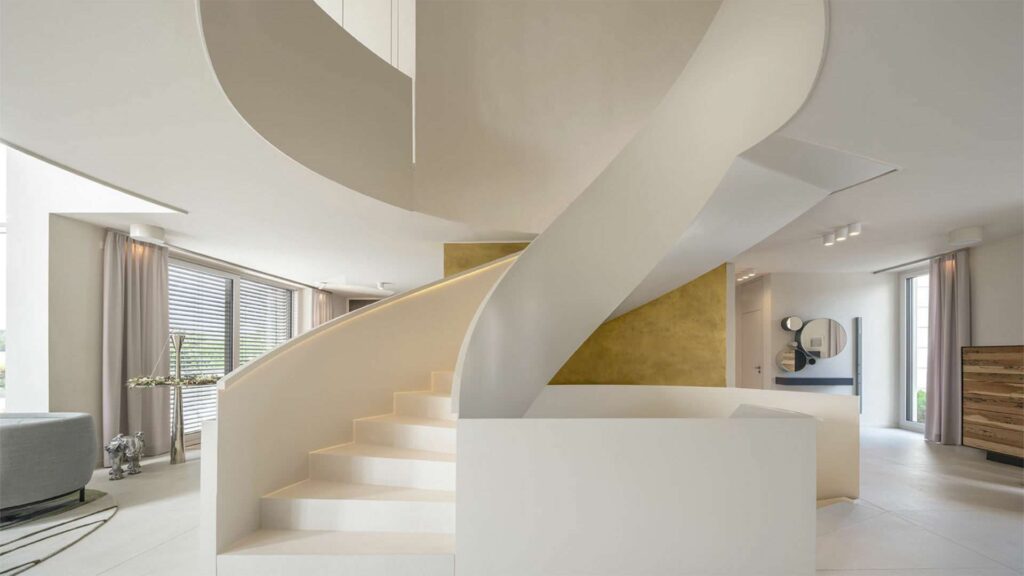 Elegantes Treppenhaus mit geschwungener weißer Wendeltreppe in einem modernen Wohnraum