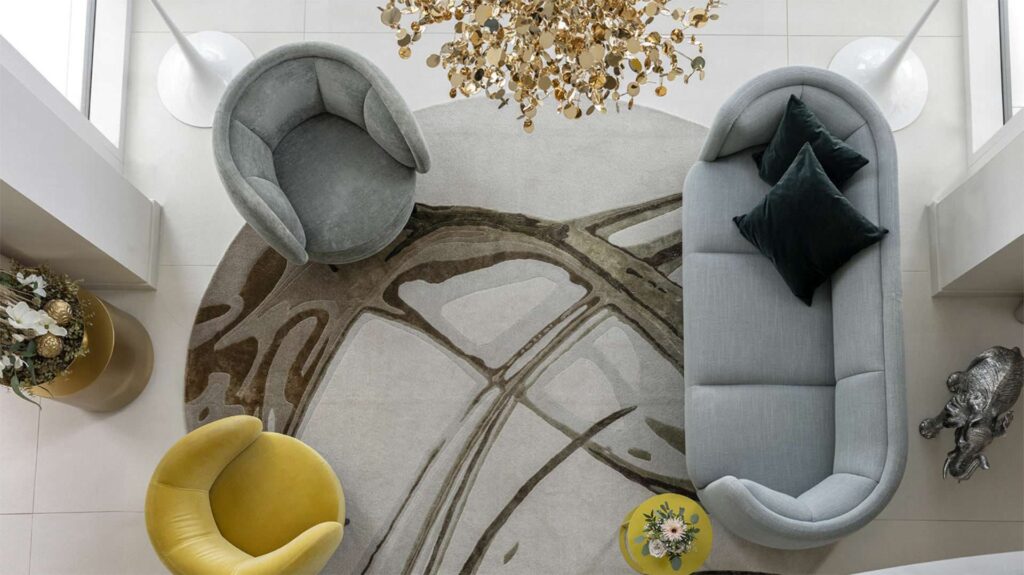 Vogelperspektive auf ein luxuriöses Wohnzimmer mit Designer-Sofas und Kronleuchter in einer Villa in Regensburg