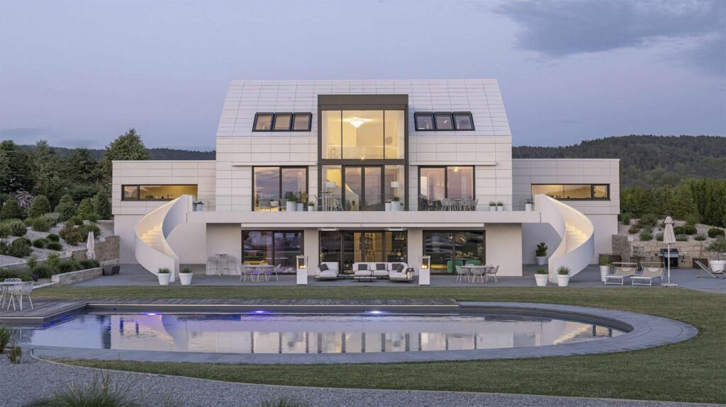 Moderne Design-Villa mit Pool und geschwungener Fassade am Abend, Beispielbild für Immobilienvisualisierung