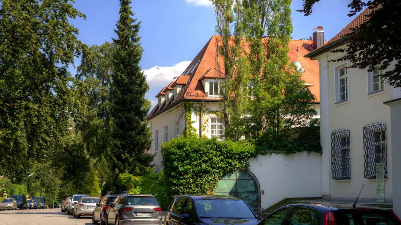 Ruhige, naturnahe Straße mit Villen und altem Baumbestand im Münchner Stadtteil Solln