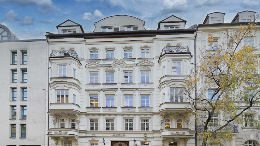 Historische Wohnhausfassade mit Erkern in einer Münchner Altbaustraße