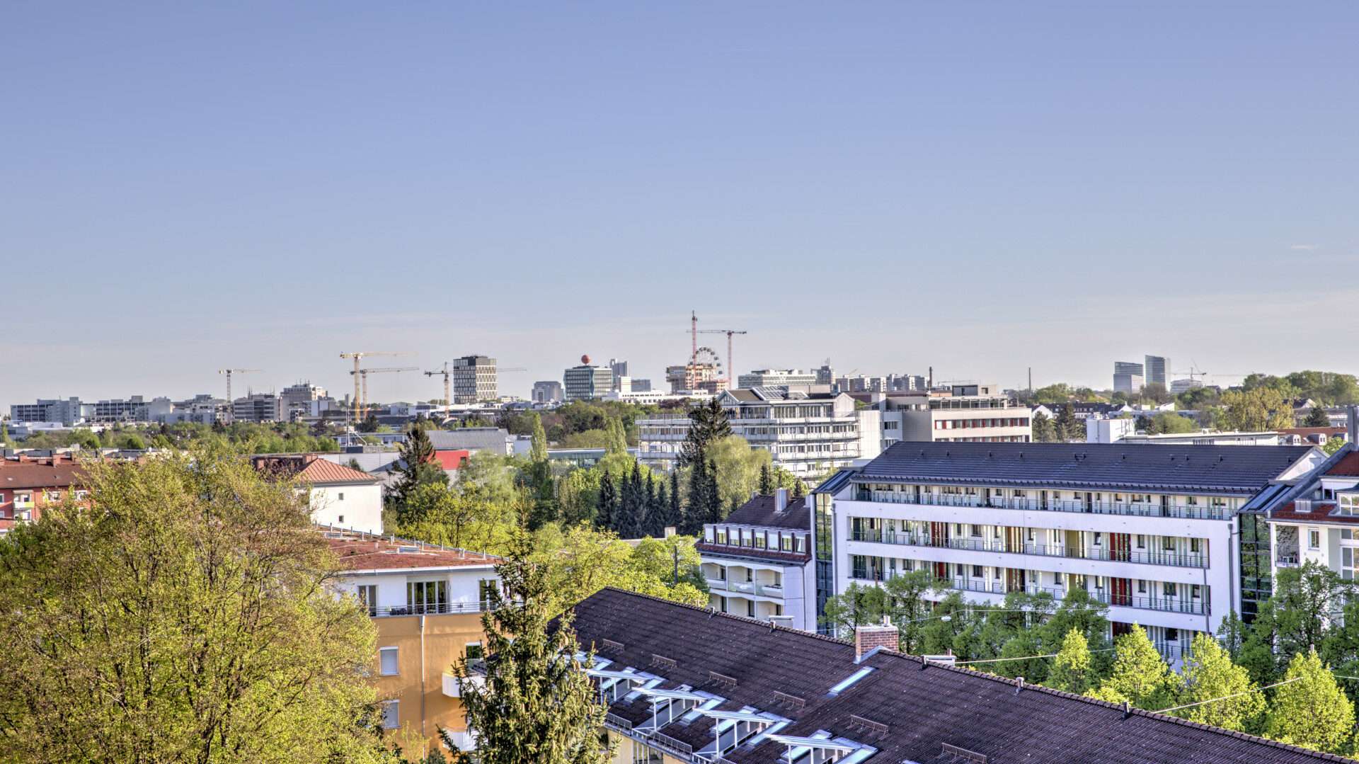 Panoramablick von Giesing über Wohnhäuser Richtung Ostbahnhof mit Münchner Skyline im Hintergrund