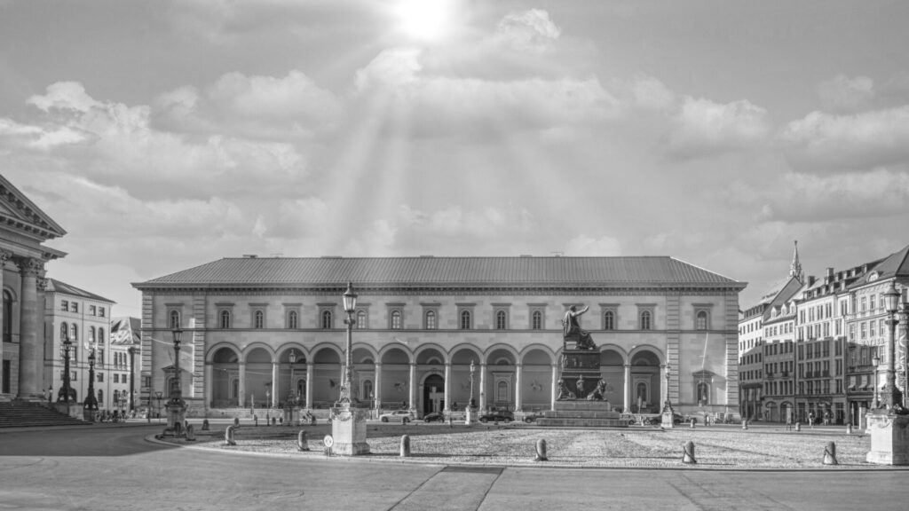 Schwarz-Weiß-Aufnahme der Feldherrnhalle am Odeonsplatz in München mit Sonnenstrahlen