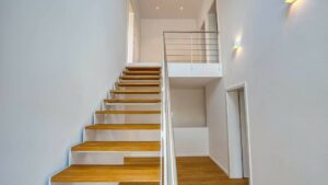 Moderne offene Holztreppe mit Galerie und Parkettboden im Obergeschoss einer Doppelhaushälfte in Bogenhausen