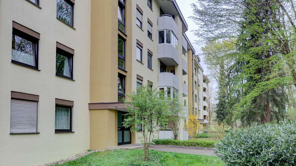 Residential building with a well-kept front garden and curved balconies in Bogenhausen