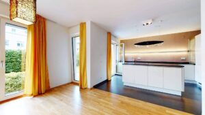 Möbliertes Schlafzimmer mit Holzbett, Nachttischen und Terrassenzugang in einer Wohnung in Bogenhausen
