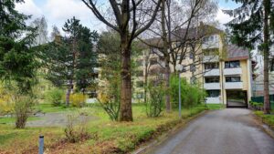 Access to the apartment building with old trees in Bogenhausen