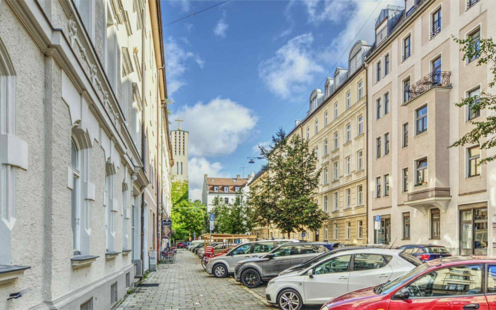 Altbaustraße mit parkenden Autos am Orleansplatz in München