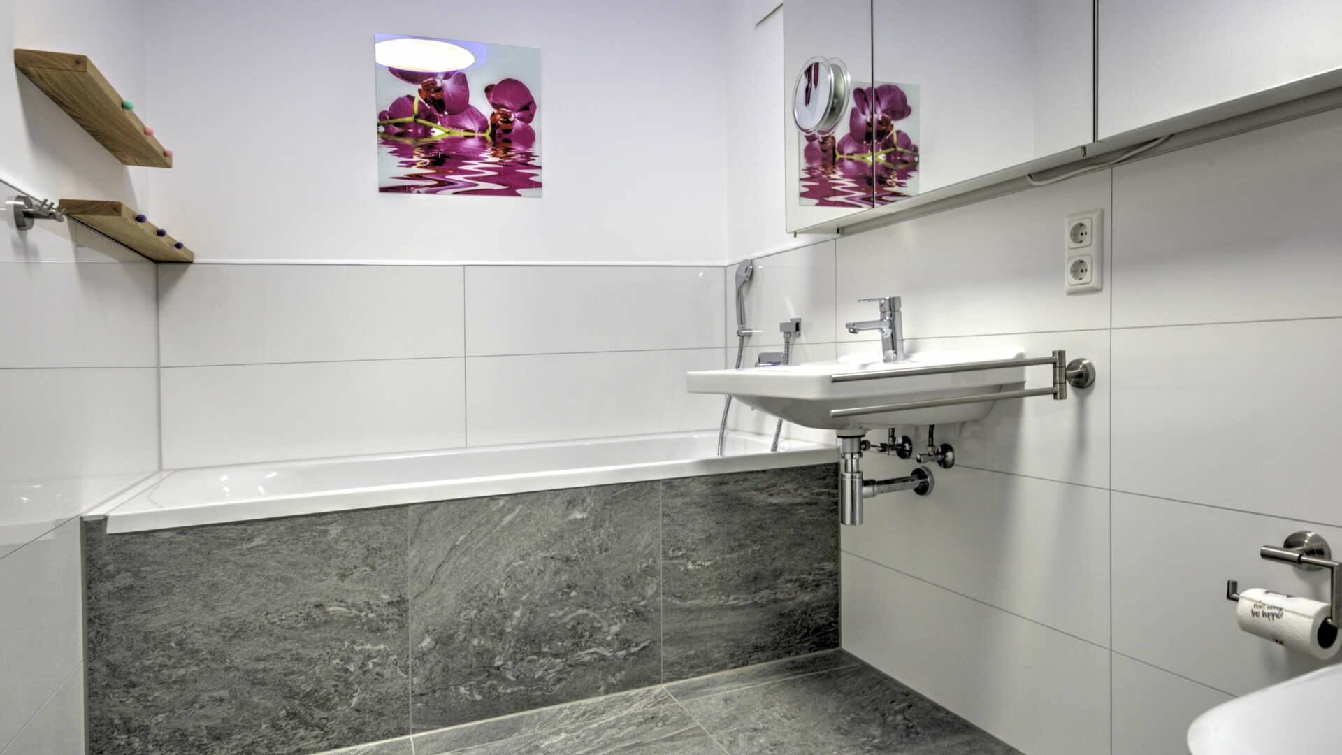 Edles Bad mit Wanne und Dusche