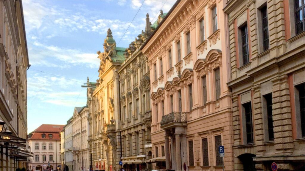 Historische Häuserzeile mit prunkvollen Fassaden in der Münchner Altstadt – Symbolbild zum schnellen Immobilienverkauf