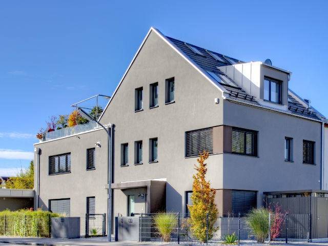 Neubau-Reihenhäuser mit Satteldach und begrüntem Vorgarten in München-Hadern