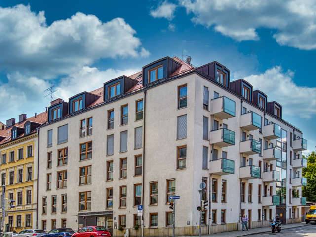 Straßenecke mit gelben und cremefarbenen Altbaufassaden in der Münchner Maxvorstadt