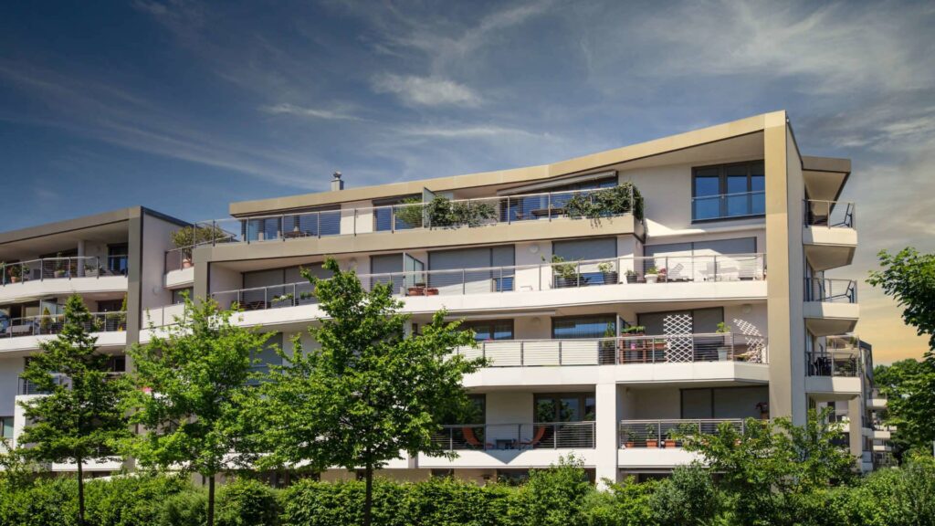 Moderner Wohnkomplex mit begrünten Terrassen und durchgehenden Balkonen