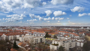 Weiter Blick über die Dächer von München-Laim von einem Balkon der Wohnung aus