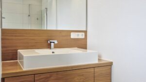 Waschtisch mit Aufsatzbecken im Obergeschoss-Bad des Lerchenauer Hauses in Detailansicht