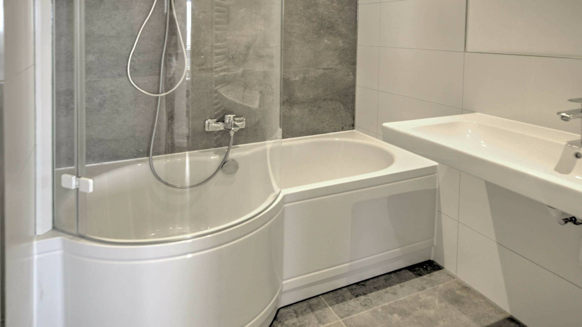 Edles Bad mit Wanne
