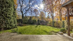 Sonnendurchfluteter Garten des Grundstücks in Obersendling mit Terrasse und altem Baumbestand
