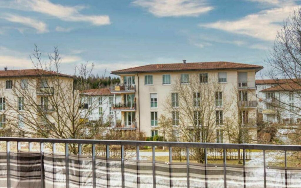 Schmaler Bildausschnitt des Balkons der Großhadener Wohnung mit Blick auf Wohnanlage
