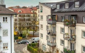Blick über Balkone und Dächer benachbarter Wohnhäuser in München-Thalkirchen im Herbst.