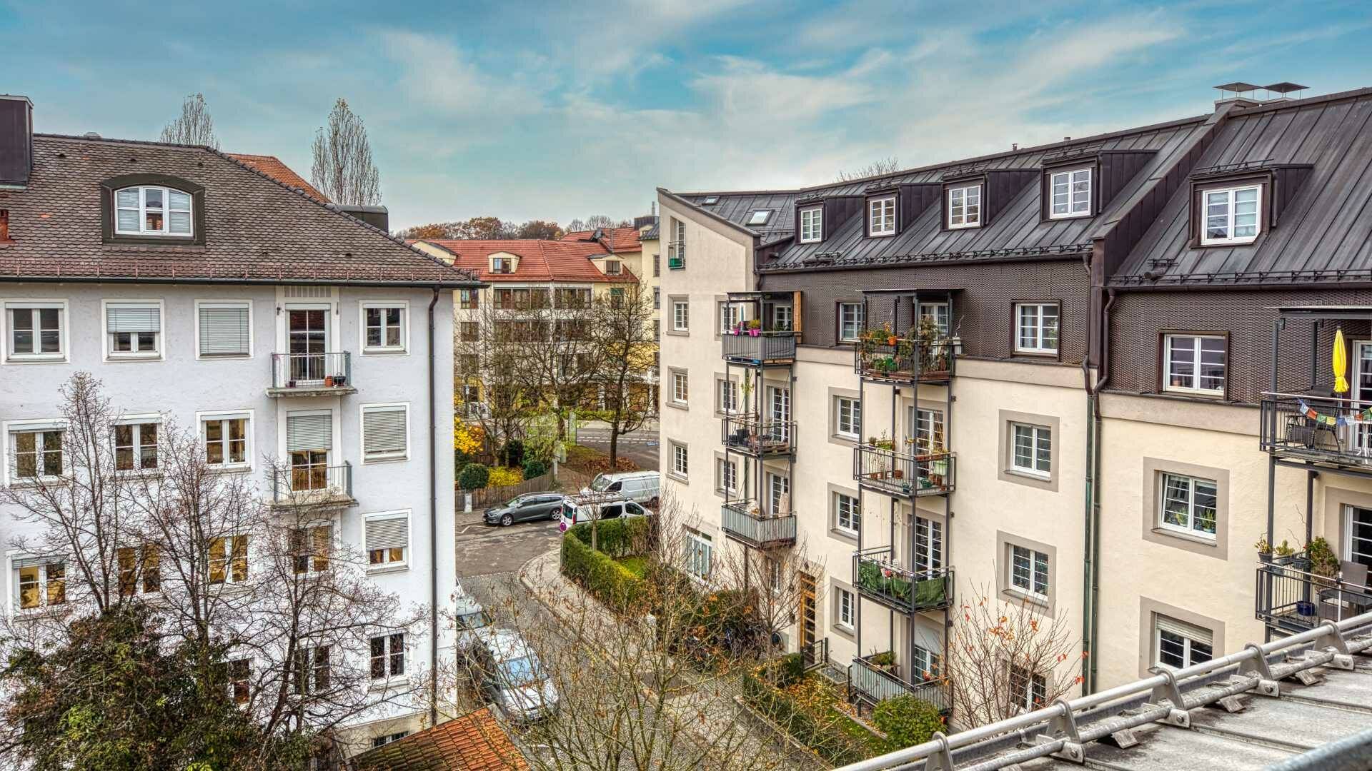Blick von der Terrasse auf umliegende Altbau- und Neubaufassaden in München-Thalkirchen
