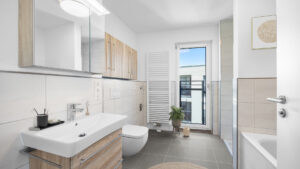 Digitally furnished bathroom of the new-build apartment in Aubing as virtual staging with a plant and wall decoration