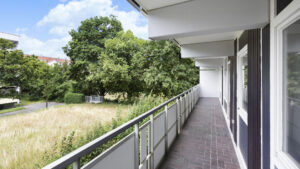 Access balcony with a view of trees and meadow in Munich Berg am Laim from a different perspective