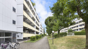 Footpath with bicycle parking spaces along the residential building in Munich-Berg am Laim