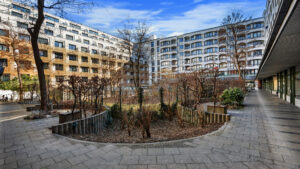 Begrünter Innenhof mit Sitzbereich und Wohngebäuden einer Eigentumswohnung in München-Bogenhausen