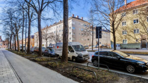 Baumgesäumte Straße mit Altbauten in der Umgebung einer Eigentumswohnung in München-Bogenhausen