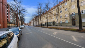 Straßenzug mit Altbau-Mehrfamilienhäusern in der Umgebung der Wohnung München-Bogenhausen – Rogers Immobilien