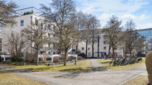Spacious, autumn-colored lawn between residential buildings in Bogenhausen