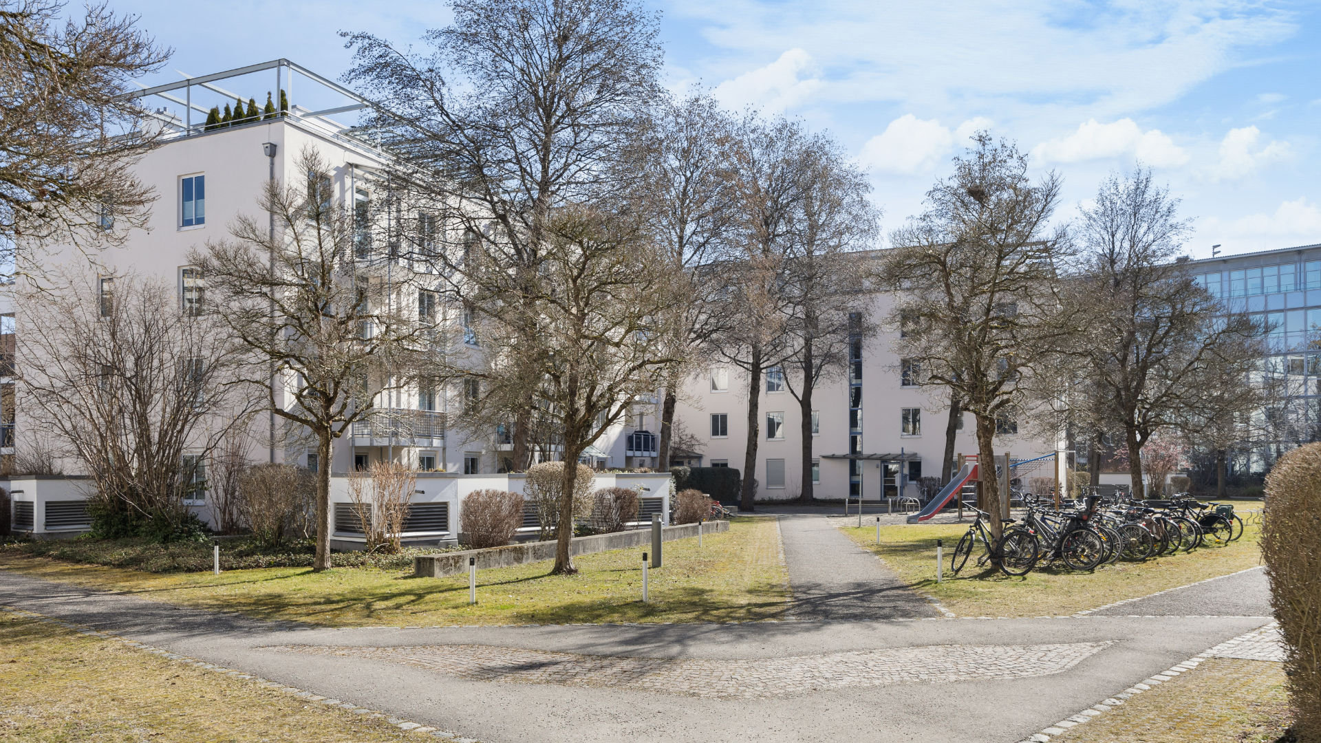 Spacious, autumn-colored lawn between residential buildings in Bogenhausen