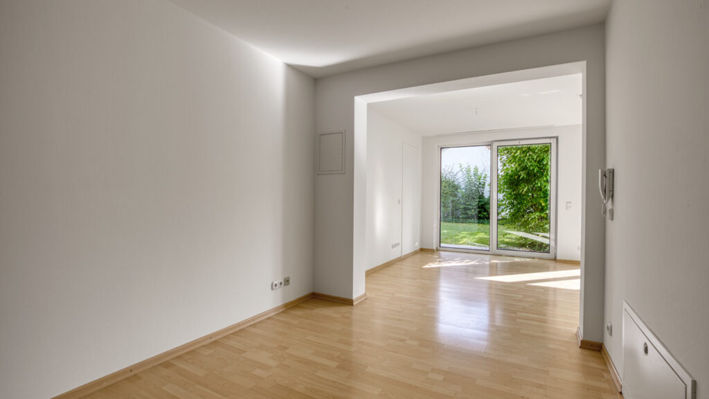 Heller Flur mit Parkettboden und Blick zum Wohnbereich einer Wohnung in München-Forstenried