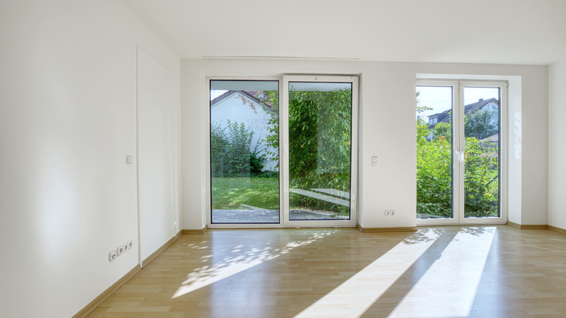Helles Wohnzimmer mit Zugang zur Terrasse