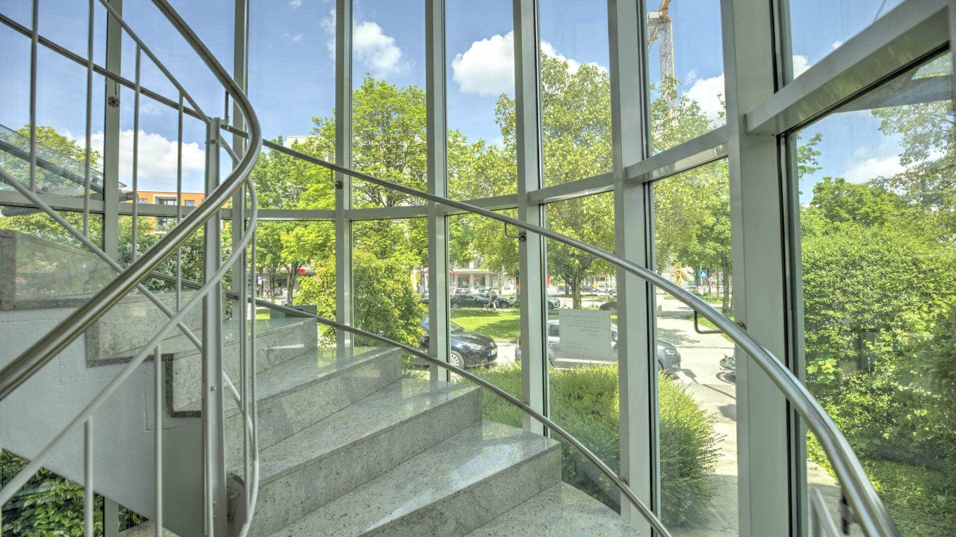 Gläserner Treppenturm des Bürogebäudes in Fürstenried mit Wendeltreppe und Blick nach draußen