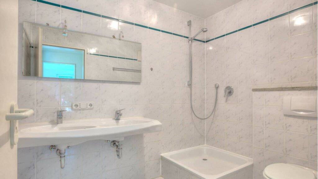 Badezimmer mit Doppelwaschbecken, Dusche und Badewanne in einer Wohnung in München-Fürstenried