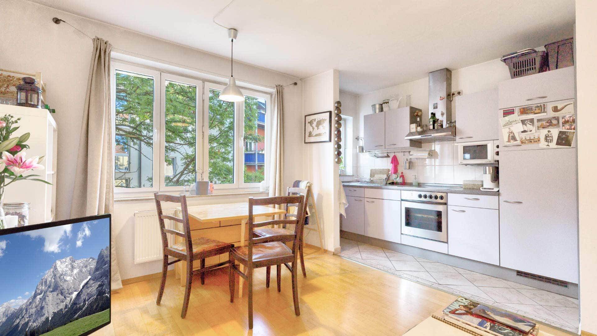 Küche mit Essbereich und Holzstühlen in einer Wohnung im Gärtnerplatzviertel München