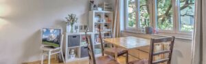 Essplatz mit Regal und Fenster in einer Wohnung im Gärtnerplatzviertel München