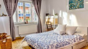 Schlafzimmer mit Doppelbett und Sekretär in einer Wohnung im Gärtnerplatzviertel München