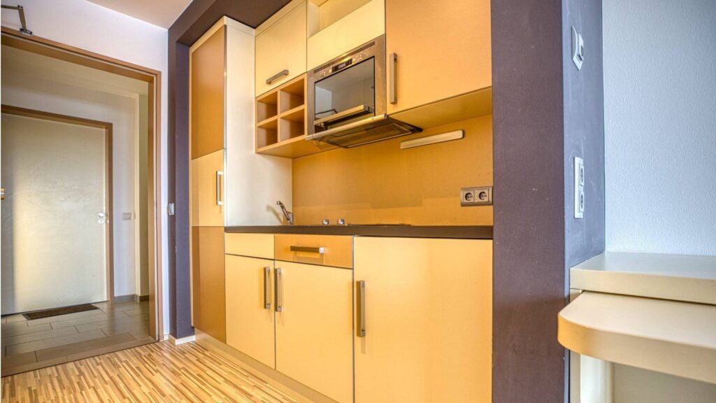 Einbauküche mit Blick in den Flur einer Wohnung in Garching bei München