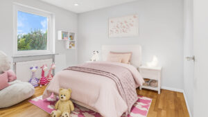 Virtuell eingerichtetes Kinderzimmer mit Bett und Kuscheltier in einem Haus in Gauting